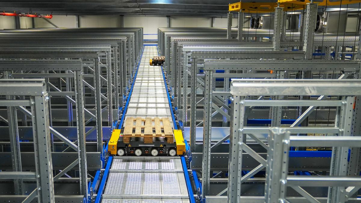 パレットを自動搬送する倉庫の自動化ラック(自動倉庫システム、イメージ)