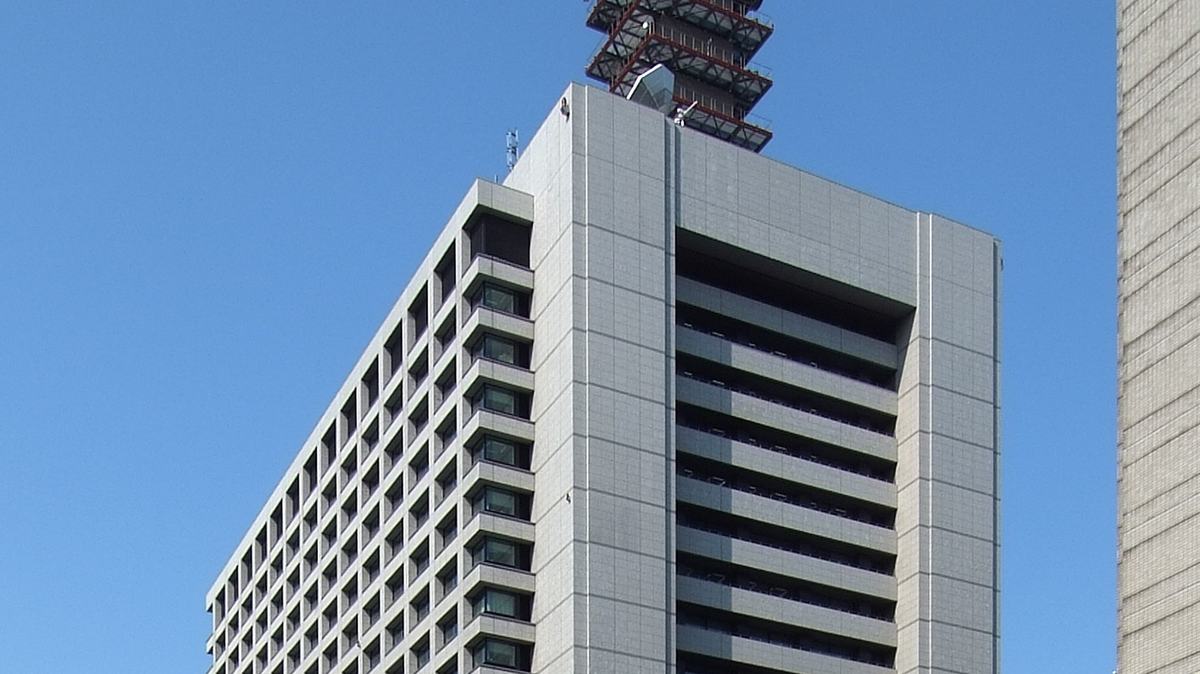 総務省が入る中央合同庁舎第2号館。屋上に通信鉄塔がそびえる