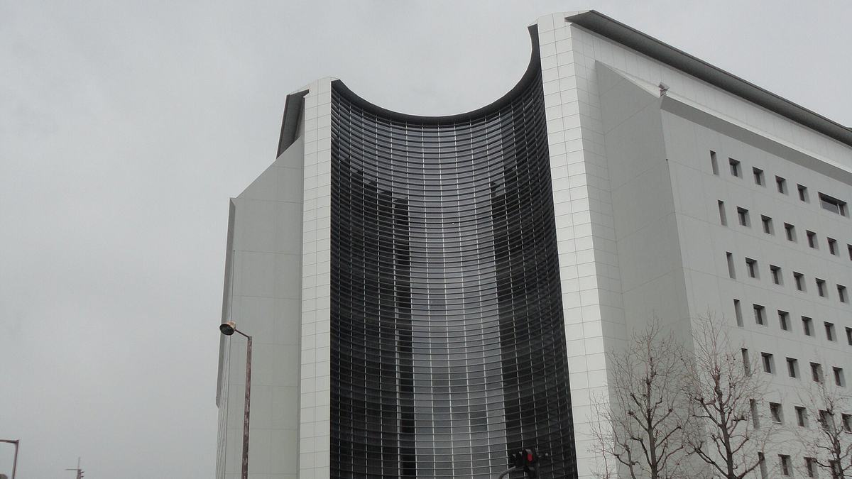 大阪府警察本部庁舎。中央が湾曲したガラスファサードの白い建物