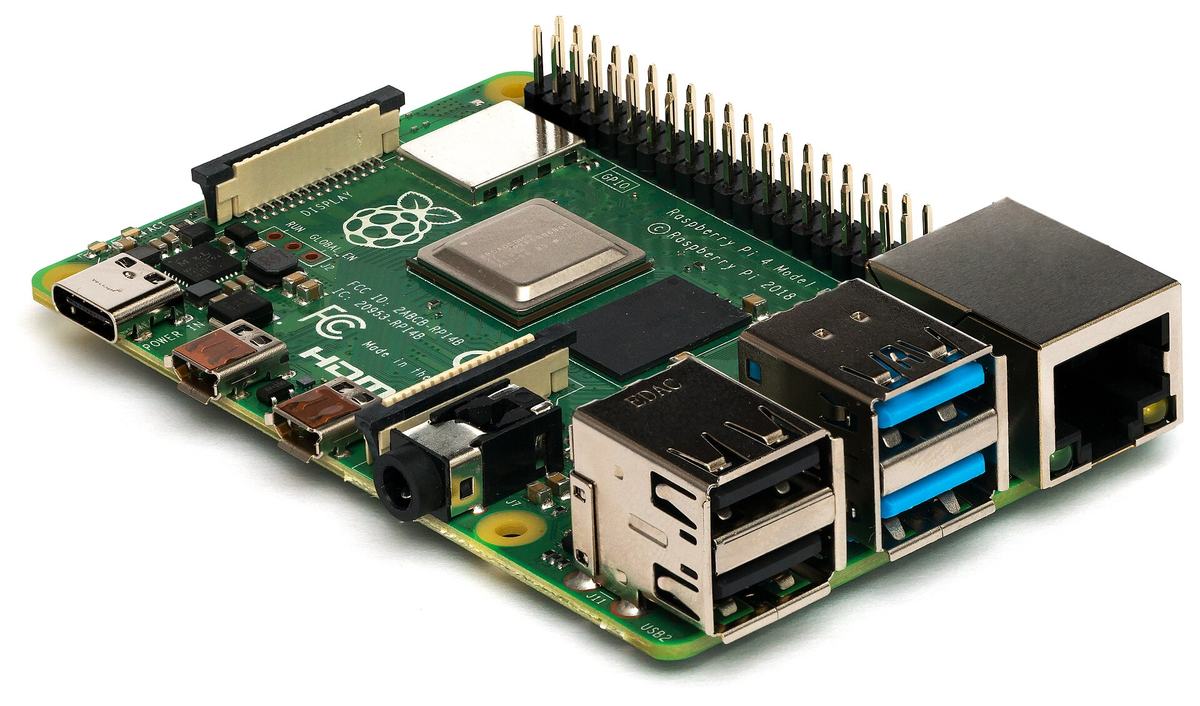 Raspberry Pi 4 Model Bの基板。USBポートとLANポートが並ぶ