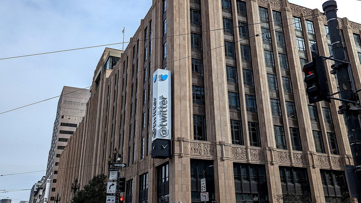 旧Twitter本社ビル。青い鳥のロゴと@twitterの看板が掲げられている(2022年撮影)